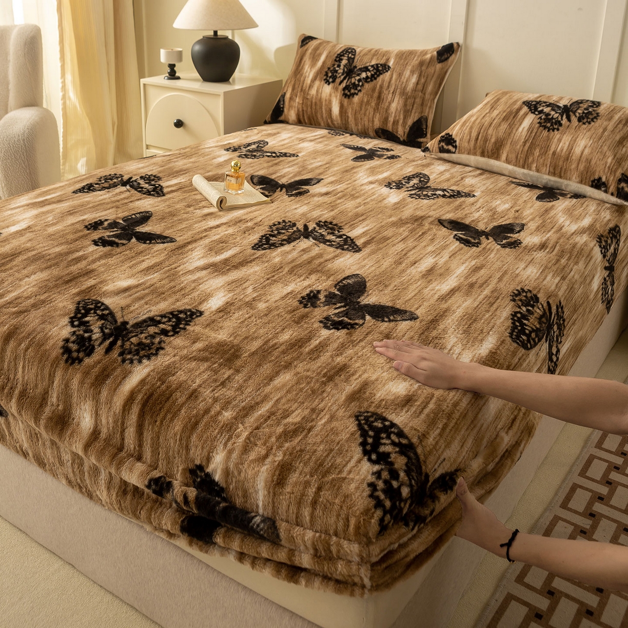 91家纺网 家纺一手货源 找家纺 眠势力 2025新款兔毛绒床笠单件冬季加绒冬季保暖保护套全包防尘床垫罩-美拉德系列 蝶绒梦境【兔毛绒床笠】