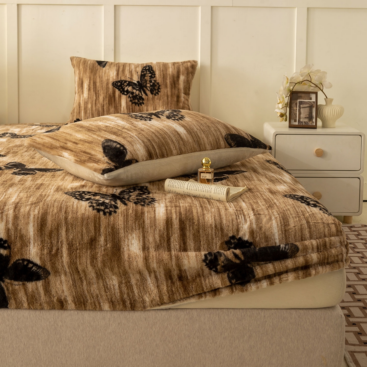 91家纺网 家纺一手货源 找家纺 眠势力 2025新款兔毛绒床笠单件冬季加绒冬季保暖保护套全包防尘床垫罩-美拉德系列 蝶绒梦境【兔毛绒床笠】