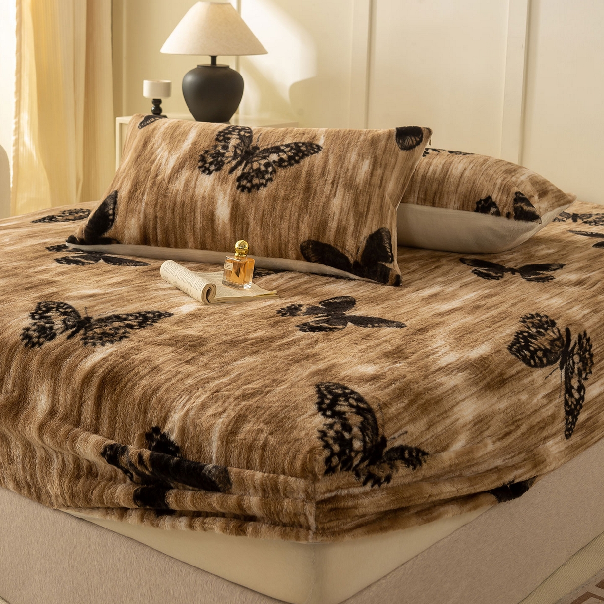 91家纺网 家纺一手货源 找家纺 眠势力 2025新款兔毛绒床笠单件冬季加绒冬季保暖保护套全包防尘床垫罩-美拉德系列 蝶绒梦境【兔毛绒床笠】