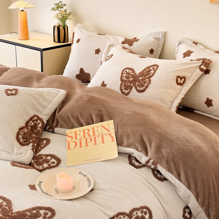 91家纺网 家纺一手货源 找家纺 川悦生活 2025新款A类300克高克重提花牛奶绒四件套 甜蜜福蝶-咖