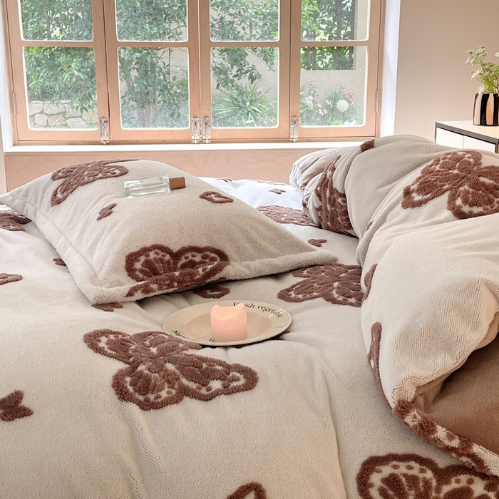 91家纺网 家纺一手货源 找家纺 川悦生活 2025新款A类300克高克重提花牛奶绒四件套 甜蜜福蝶-咖