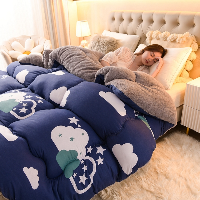 91家纺网 家纺一手货源 找家纺 2025新款保暖羊羔绒冬被 云朵