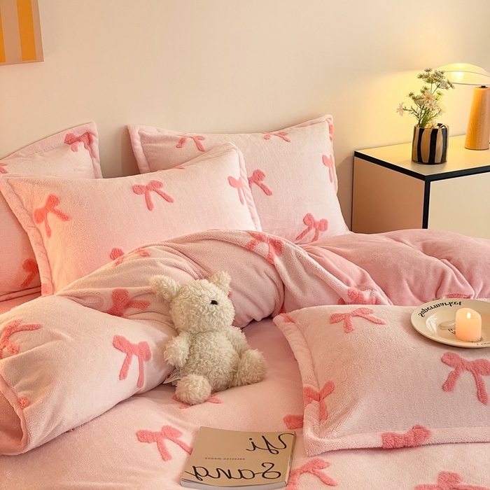 91家纺网 家纺一手货源 找家纺 川悦生活 2025新款A类300克高克重提花牛奶绒四件套 甜甜蝴蝶结