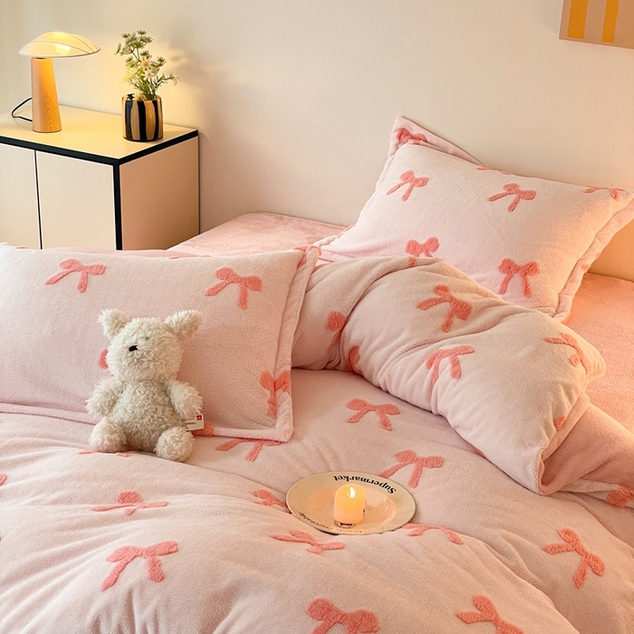 91家纺网 家纺一手货源 找家纺 川悦生活 2025新款A类300克高克重提花牛奶绒四件套 甜甜蝴蝶结