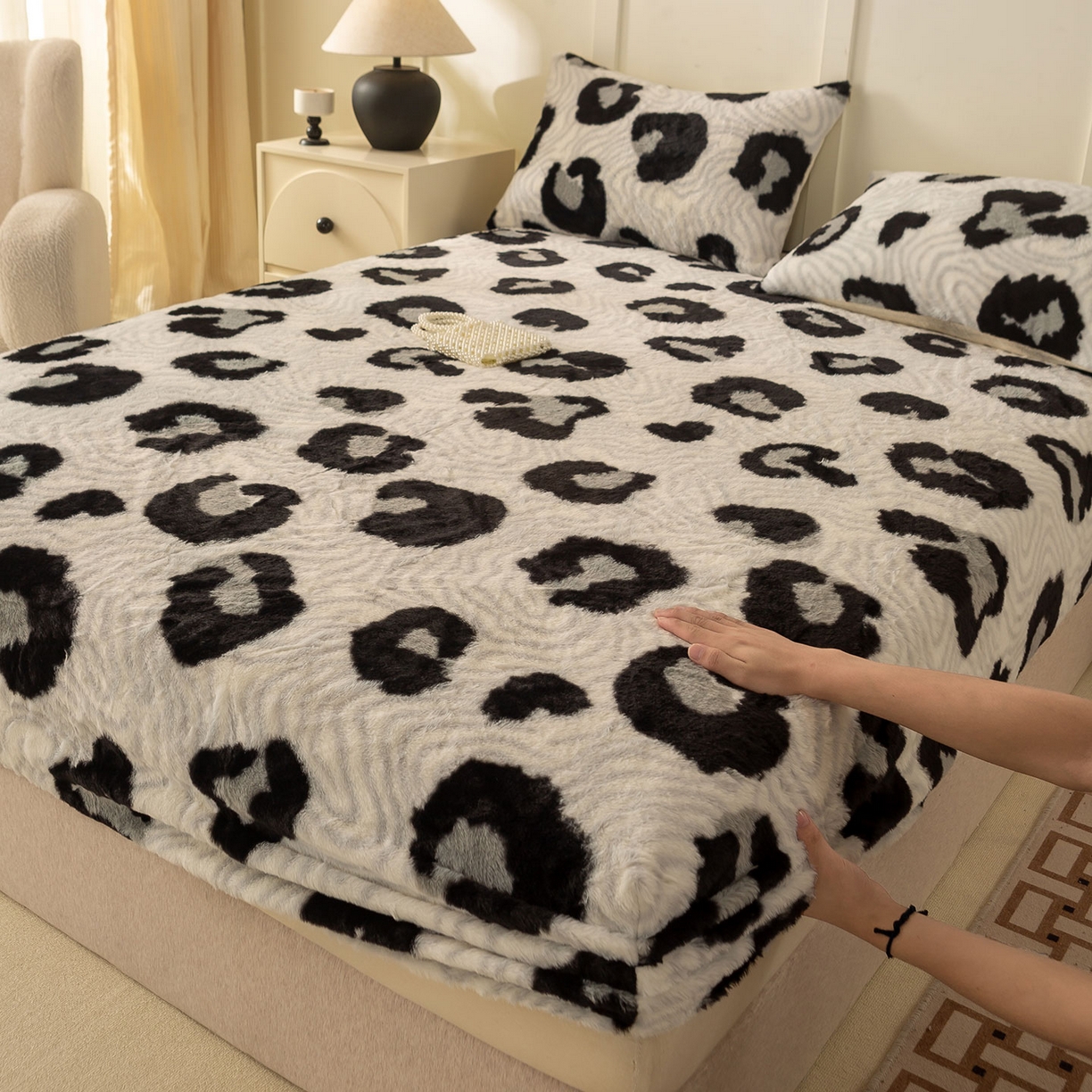 91家纺网 家纺一手货源 找家纺 眠势力 2025新款兔毛绒床笠单件冬季加绒冬季保暖保护套全包防尘床垫罩-美拉德系列 都市斑迹【兔毛绒床笠】