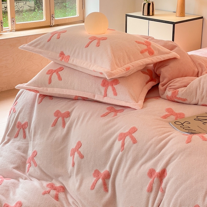 91家纺网 家纺一手货源 找家纺 川悦生活 2025新款A类300克高克重提花牛奶绒四件套 甜甜蝴蝶结