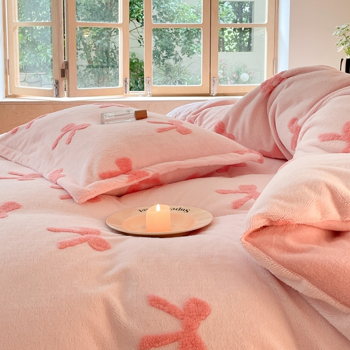 91家纺网 家纺一手货源 找家纺 川悦生活 2025新款A类300克高克重提花牛奶绒四件套 甜甜蝴蝶结