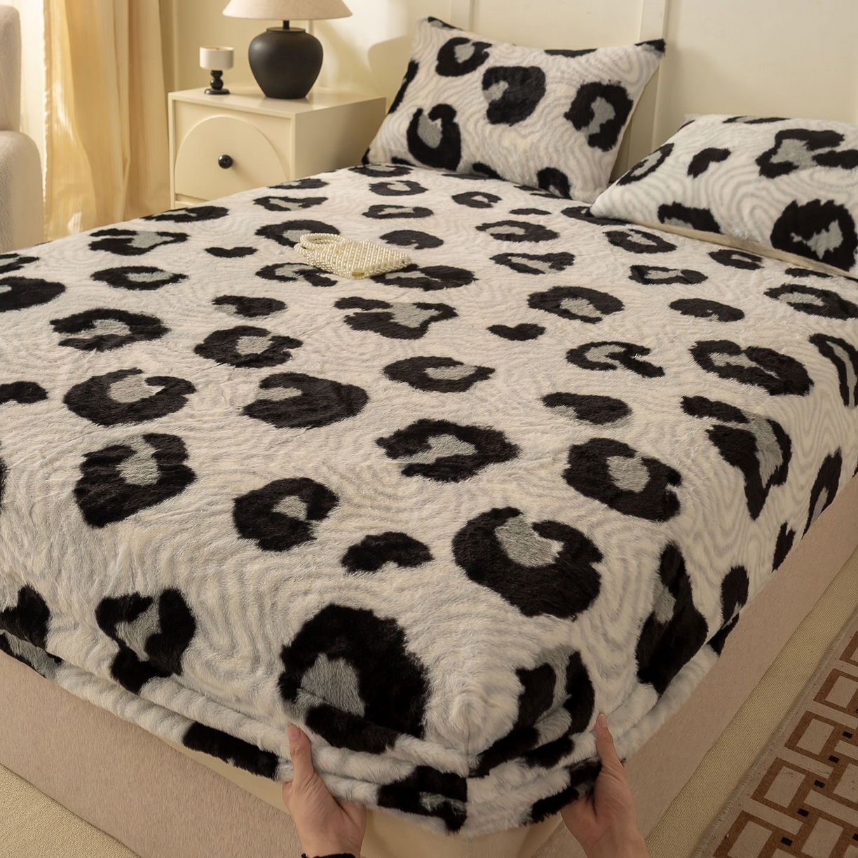 91家纺网 家纺一手货源 找家纺 眠势力 2025新款兔毛绒床笠单件冬季加绒冬季保暖保护套全包防尘床垫罩-美拉德系列 都市斑迹【兔毛绒床笠】