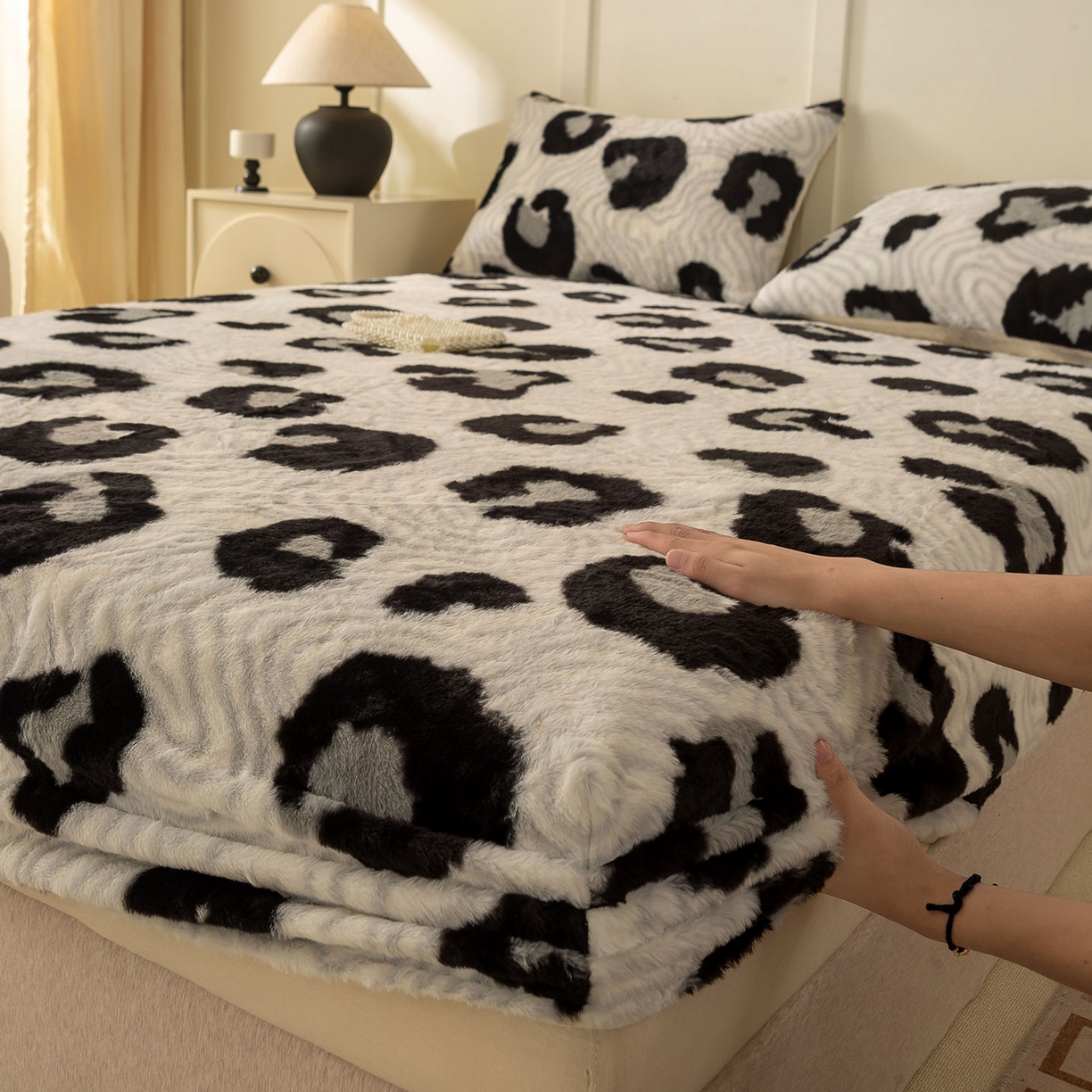 91家纺网 家纺一手货源 找家纺 眠势力 2025新款兔毛绒床笠单件冬季加绒冬季保暖保护套全包防尘床垫罩-美拉德系列 都市斑迹【兔毛绒床笠】