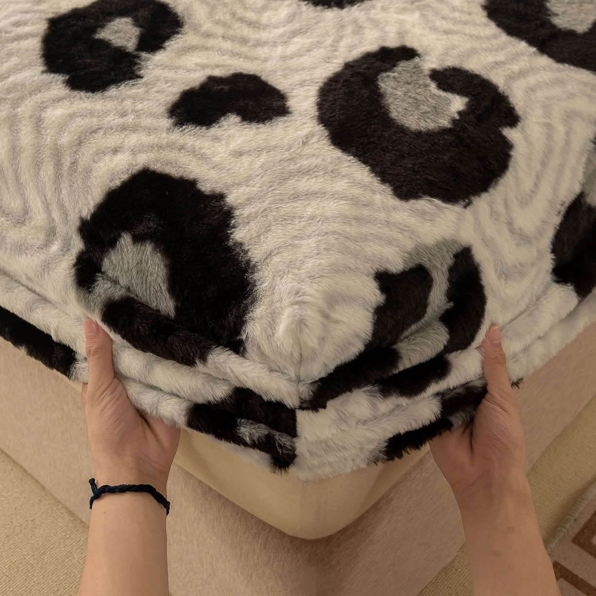 91家纺网 家纺一手货源 找家纺 眠势力 2025新款兔毛绒床笠单件冬季加绒冬季保暖保护套全包防尘床垫罩-美拉德系列 都市斑迹【兔毛绒床笠】