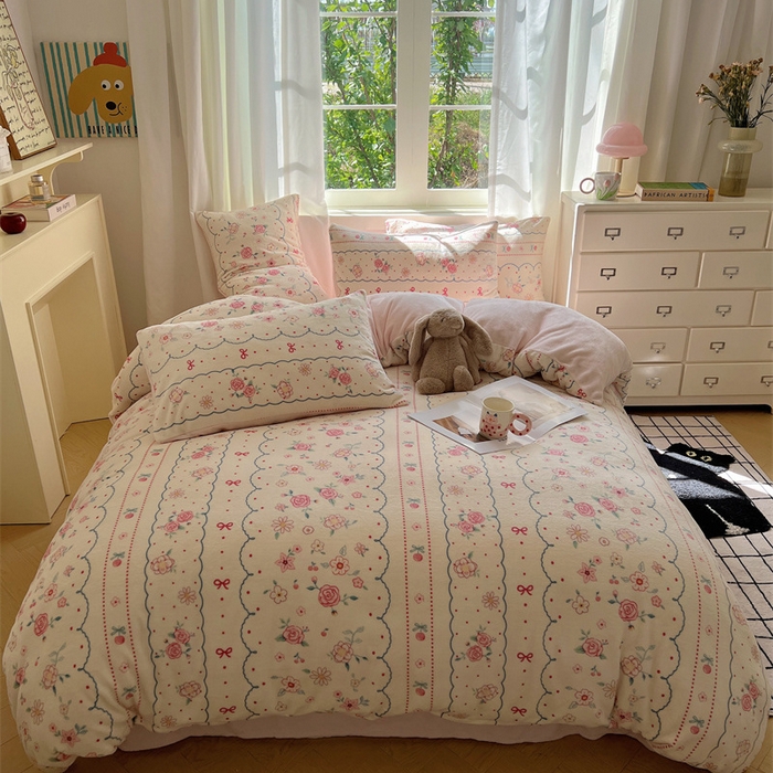 91家纺网 家纺一手货源 找家纺 红嘴企鹅 2026新款精致印花牛奶绒四件套 玫瑰花