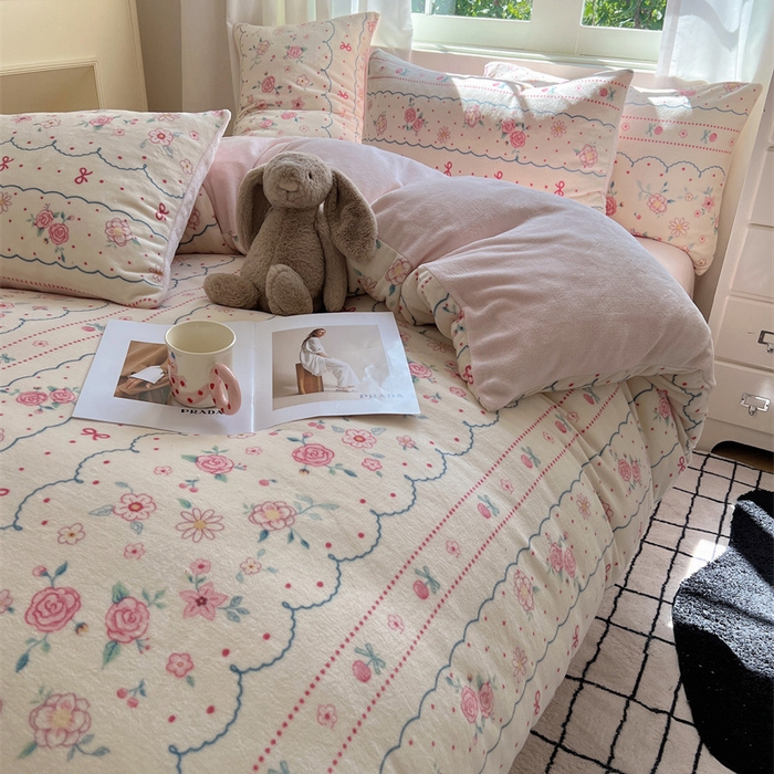 91家纺网 家纺一手货源 找家纺 红嘴企鹅 2026新款精致印花牛奶绒四件套 玫瑰花