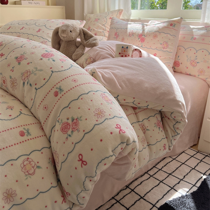 91家纺网 家纺一手货源 找家纺 红嘴企鹅 2026新款精致印花牛奶绒四件套 玫瑰花