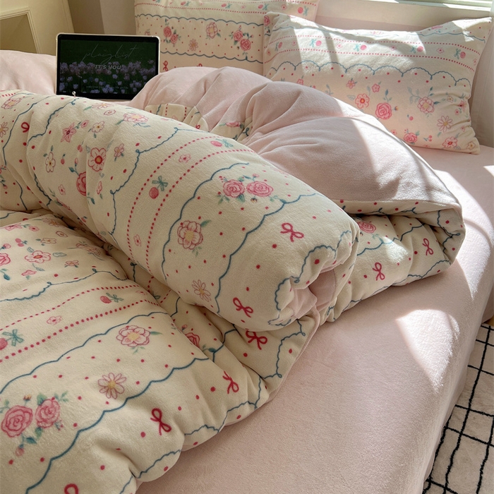 91家纺网 家纺一手货源 找家纺 红嘴企鹅 2026新款精致印花牛奶绒四件套 玫瑰花