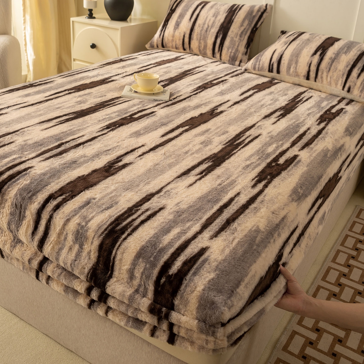 91家纺网 家纺一手货源 找家纺 眠势力 2025新款兔毛绒床笠单件冬季加绒冬季保暖保护套全包防尘床垫罩-美拉德系列 猎影绒光【兔毛绒床笠】