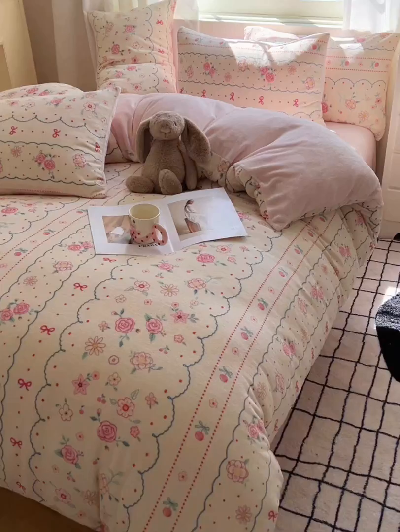 91家纺网 家纺一手货源 找家纺 红嘴企鹅 2026新款精致印花牛奶绒四件套 玫瑰花