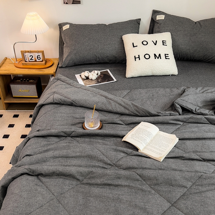 91家纺网 家纺一手货源 找家纺 梵克保罗 2025春夏新款10A抗菌无印风水洗棉夏被四件套 低调灰