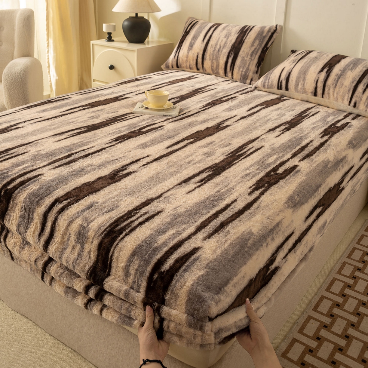 91家纺网 家纺一手货源 找家纺 眠势力 2025新款兔毛绒床笠单件冬季加绒冬季保暖保护套全包防尘床垫罩-美拉德系列 猎影绒光【兔毛绒床笠】