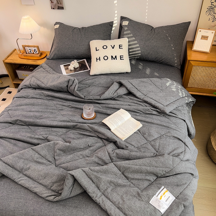 91家纺网 家纺一手货源 找家纺 梵克保罗 2025春夏新款10A抗菌无印风水洗棉夏被四件套 低调灰