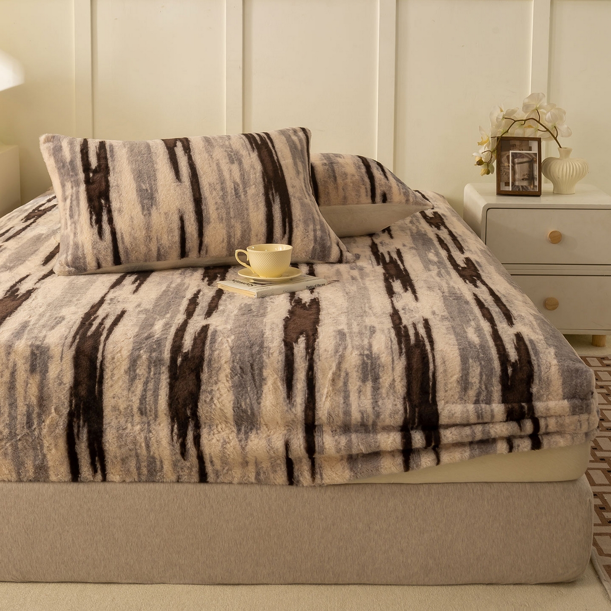 91家纺网 家纺一手货源 找家纺 眠势力 2025新款兔毛绒床笠单件冬季加绒冬季保暖保护套全包防尘床垫罩-美拉德系列 猎影绒光【兔毛绒床笠】