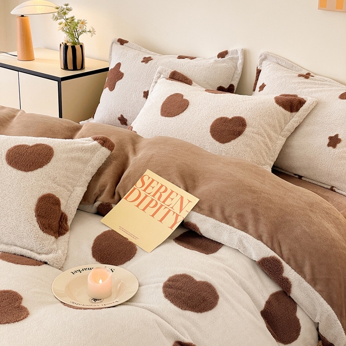 91家纺网 家纺一手货源 找家纺 川悦生活 2025新款A类300克高克重提花牛奶绒四件套 幸福爱语-咖