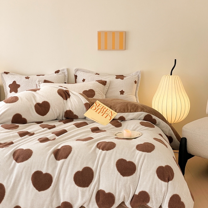 91家纺网 家纺一手货源 找家纺 川悦生活 2025新款A类300克高克重提花牛奶绒四件套 幸福爱语-咖