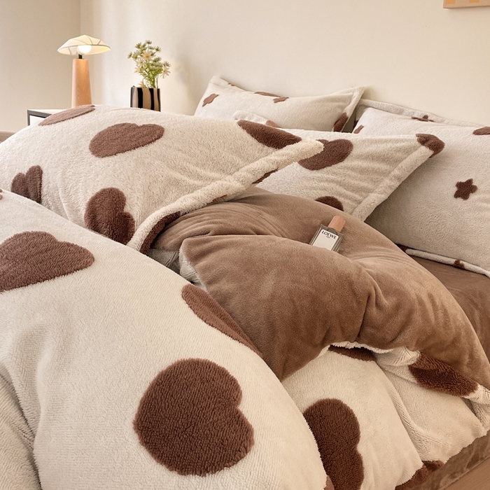 91家纺网 家纺一手货源 找家纺 川悦生活 2025新款A类300克高克重提花牛奶绒四件套 幸福爱语-咖