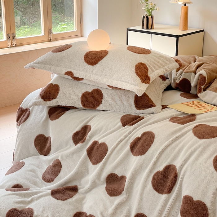 91家纺网 家纺一手货源 找家纺 川悦生活 2025新款A类300克高克重提花牛奶绒四件套 幸福爱语-咖