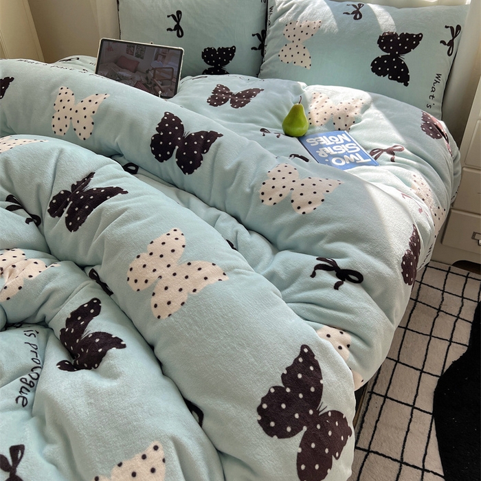 91家纺网 家纺一手货源 找家纺 红嘴企鹅 2025新款精致印花牛奶绒四件套 魅力蝴蝶