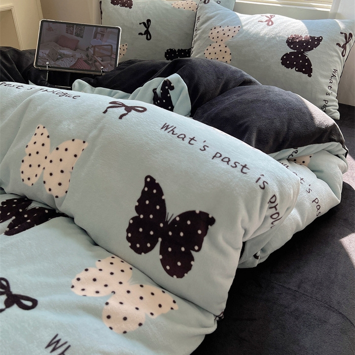 91家纺网 家纺一手货源 找家纺 红嘴企鹅 2025新款精致印花牛奶绒四件套 魅力蝴蝶