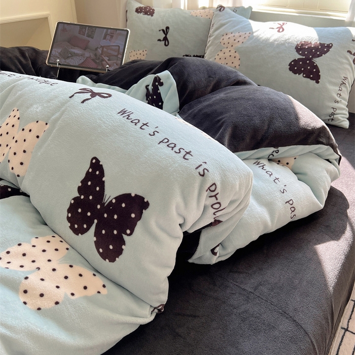 91家纺网 家纺一手货源 找家纺 红嘴企鹅 2025新款精致印花牛奶绒四件套 魅力蝴蝶