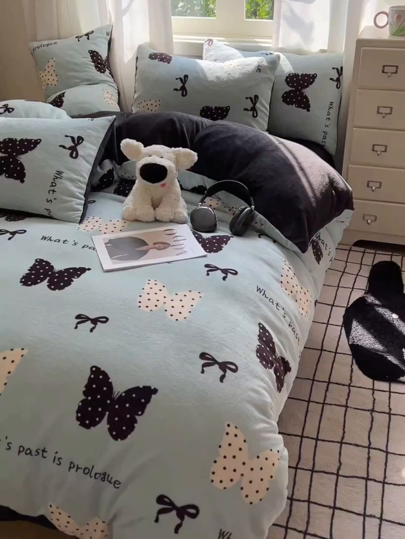 91家纺网 家纺一手货源 找家纺 红嘴企鹅 2025新款精致印花牛奶绒四件套 魅力蝴蝶