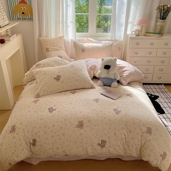 91家纺网 家纺一手货源 找家纺 红嘴企鹅 2025新款精致印花牛奶绒四件套 萌萌熊