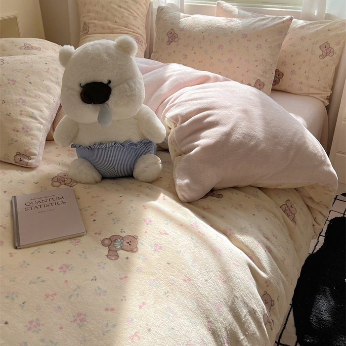 91家纺网 家纺一手货源 找家纺 红嘴企鹅 2025新款精致印花牛奶绒四件套 萌萌熊