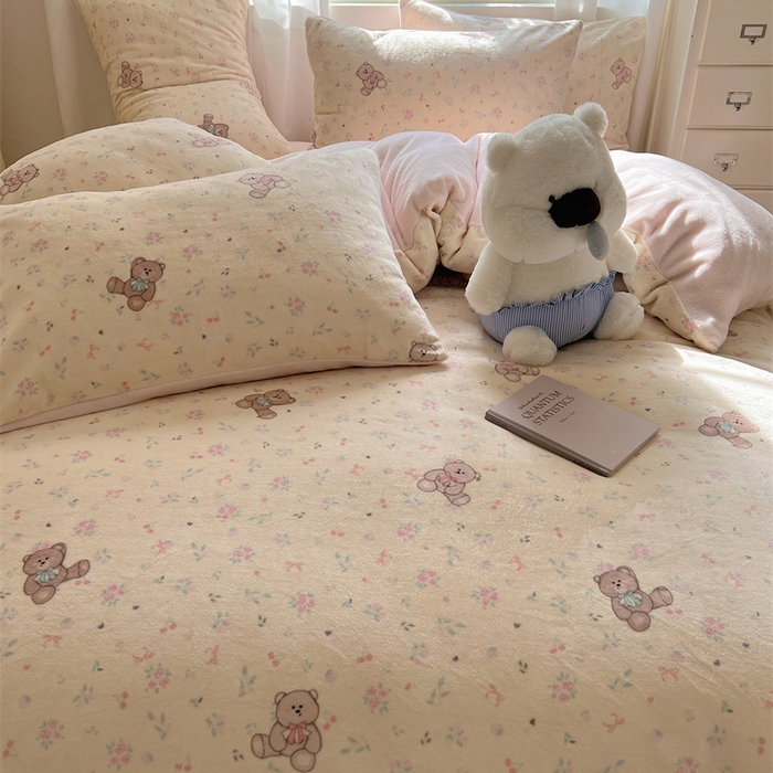 91家纺网 家纺一手货源 找家纺 红嘴企鹅 2025新款精致印花牛奶绒四件套 萌萌熊