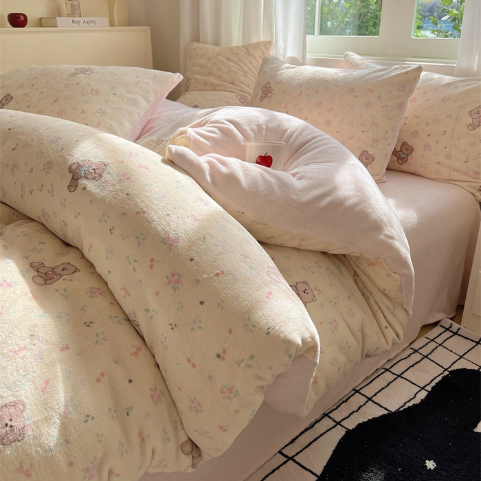 91家纺网 家纺一手货源 找家纺 红嘴企鹅 2025新款精致印花牛奶绒四件套 萌萌熊