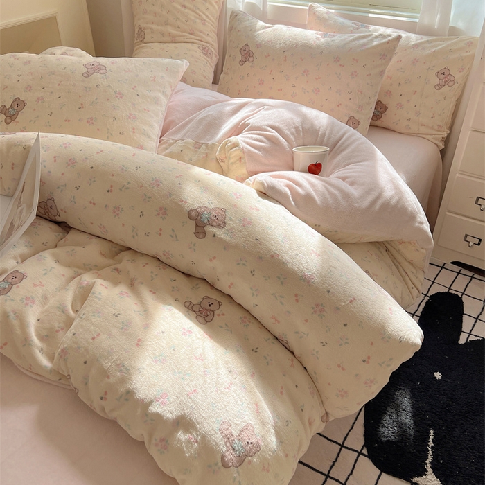 91家纺网 家纺一手货源 找家纺 红嘴企鹅 2025新款精致印花牛奶绒四件套 萌萌熊