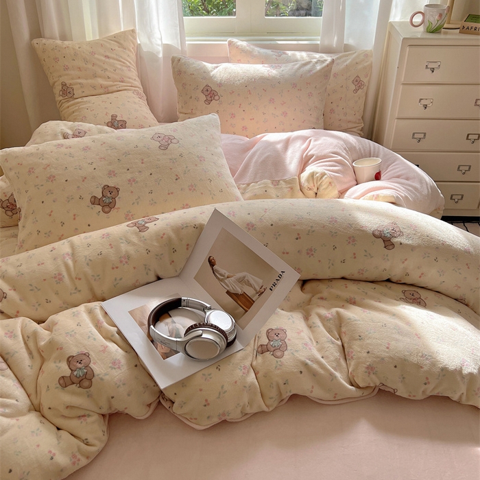 91家纺网 家纺一手货源 找家纺 红嘴企鹅 2025新款精致印花牛奶绒四件套 萌萌熊