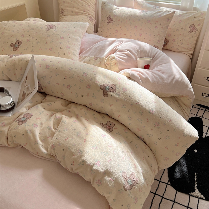 91家纺网 家纺一手货源 找家纺 红嘴企鹅 2025新款精致印花牛奶绒四件套 萌萌熊