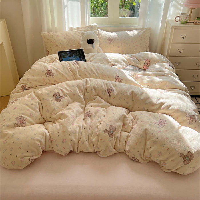 91家纺网 家纺一手货源 找家纺 红嘴企鹅 2025新款精致印花牛奶绒四件套 萌萌熊