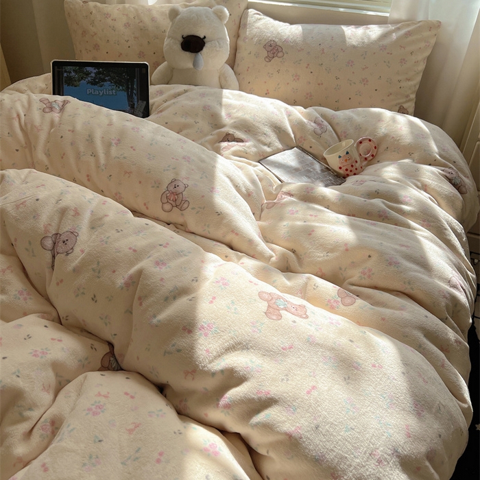 91家纺网 家纺一手货源 找家纺 红嘴企鹅 2025新款精致印花牛奶绒四件套 萌萌熊