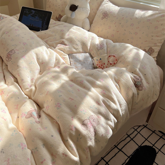 91家纺网 家纺一手货源 找家纺 红嘴企鹅 2025新款精致印花牛奶绒四件套 萌萌熊