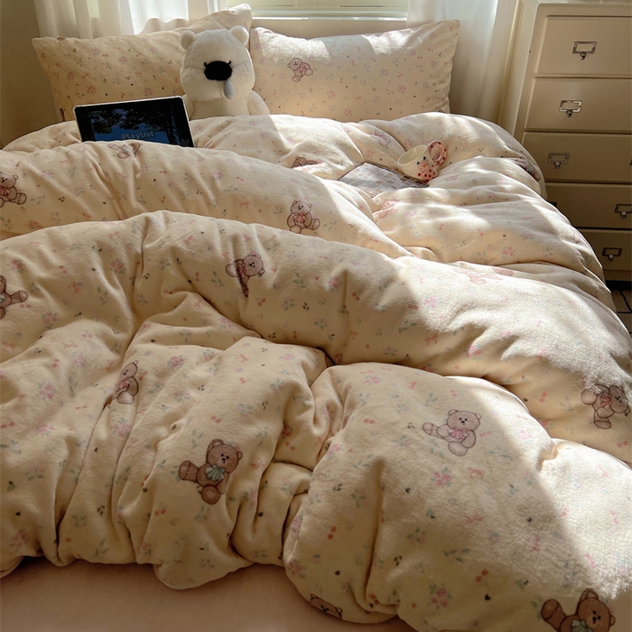 91家纺网 家纺一手货源 找家纺 红嘴企鹅 2025新款精致印花牛奶绒四件套 萌萌熊