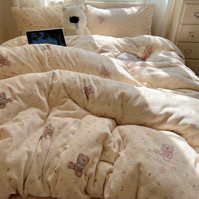 91家纺网 家纺一手货源 找家纺 红嘴企鹅 2025新款精致印花牛奶绒四件套 萌萌熊