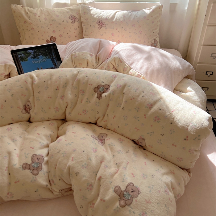 91家纺网 家纺一手货源 找家纺 红嘴企鹅 2025新款精致印花牛奶绒四件套 萌萌熊