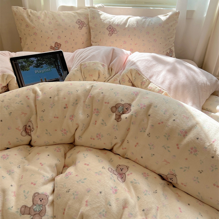 91家纺网 家纺一手货源 找家纺 红嘴企鹅 2025新款精致印花牛奶绒四件套 萌萌熊