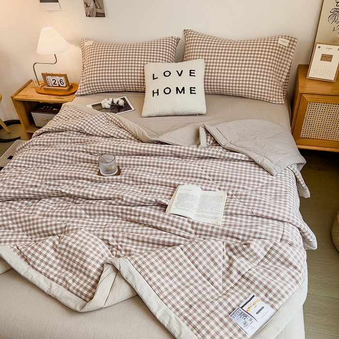 91家纺网 家纺一手货源 找家纺 梵克保罗 2025春夏新款10A抗菌无印风水洗棉夏被四件套 咖小格