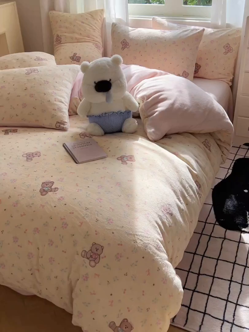 91家纺网 家纺一手货源 找家纺 红嘴企鹅 2025新款精致印花牛奶绒四件套 萌萌熊