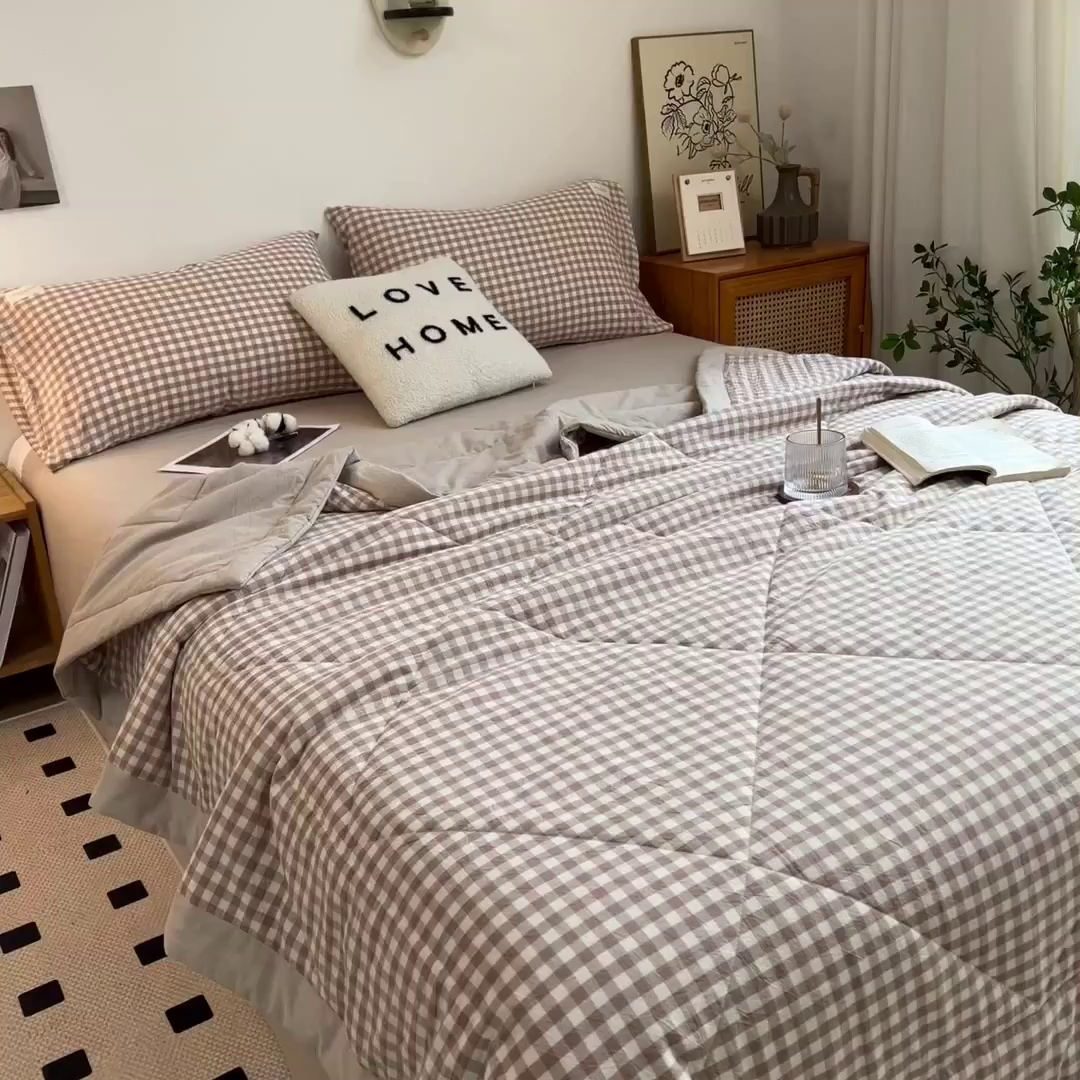 91家纺网 家纺一手货源 找家纺 梵克保罗 2025春夏新款10A抗菌无印风水洗棉夏被四件套 咖小格
