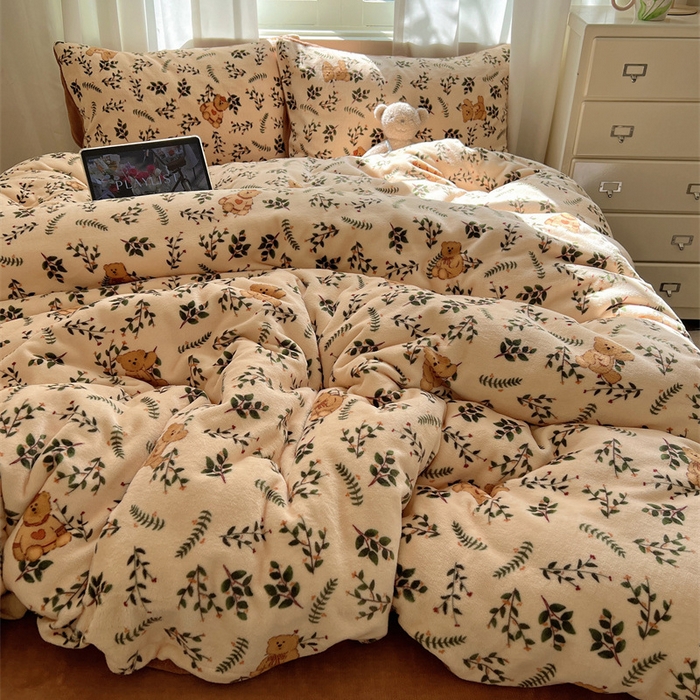 91家纺网 家纺一手货源 找家纺 红嘴企鹅 2025新款精致印花牛奶绒四件套 摩卡熊